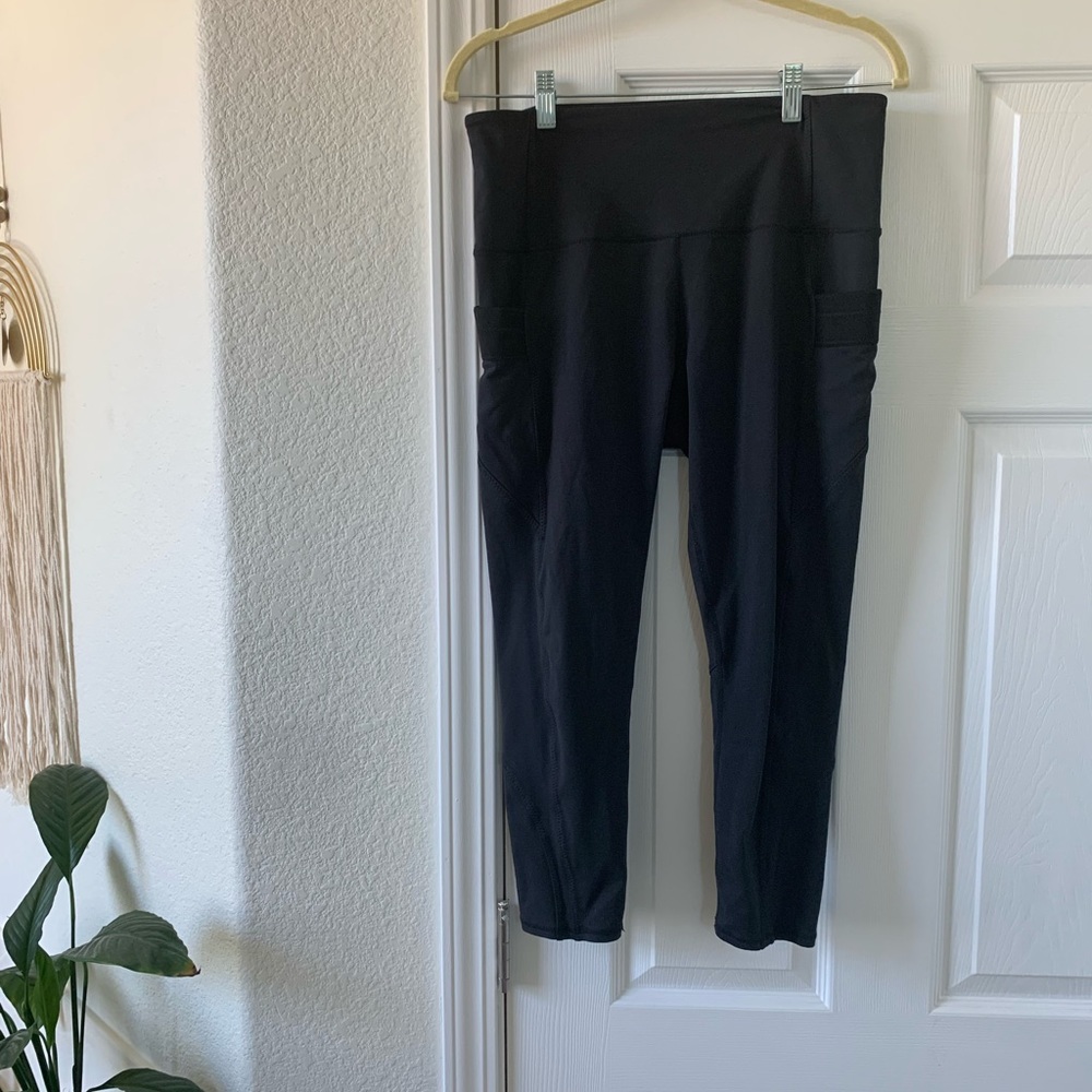 Free people black Capri yoga pants w/ pockets